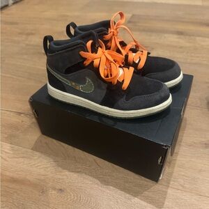 Jordan Kids Mid 1. GREAT condition. So cute.